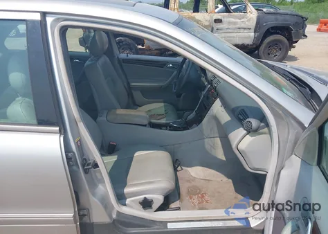 2003 Mercedes-Benz C 240 из США, поврежденный, VIN WDBRF81J53F415391